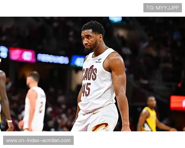 米切尔高难度漂移跳投命中，骑士掌控节奏