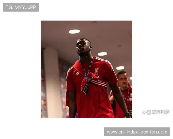 利物浦前场互换位置制造混乱，对手防线告急