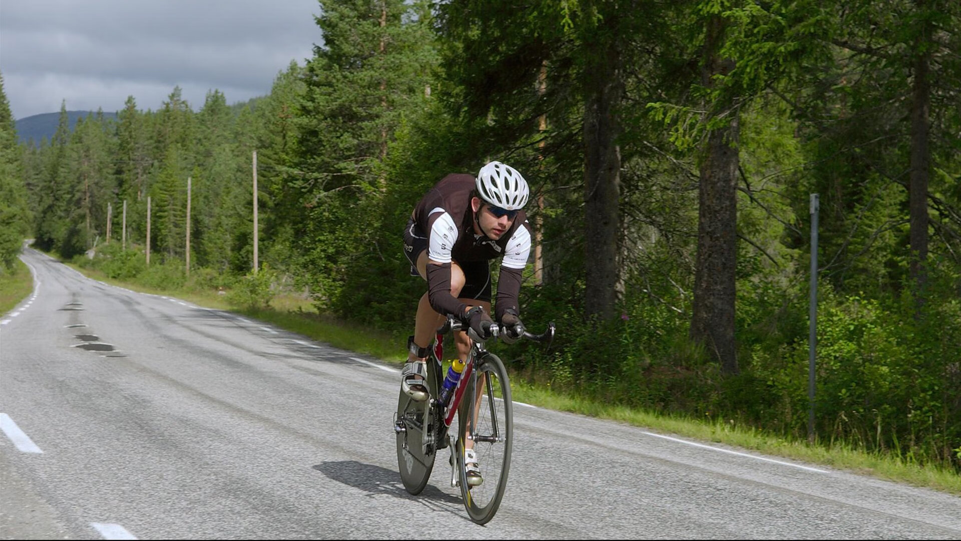体育传媒内容对青少年体育认同的影响路径分析，媒体对体育发展的影响